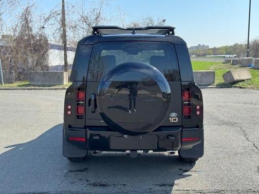 2023 Land Rover Defender SE