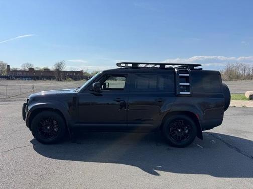 2023 Land Rover Defender SE