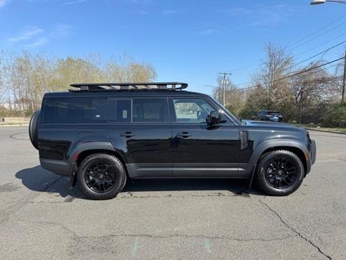 2023 Land Rover Defender SE