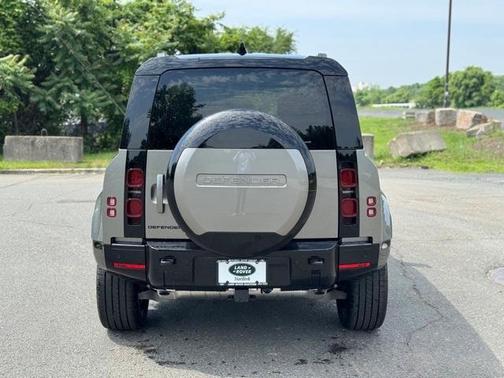2025 Land Rover Defender P400 X-Dynamic SE