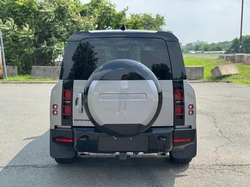 2024 Land Rover Defender P400 X-Dynamic SE
