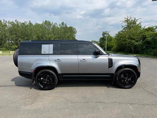 2024 Land Rover Defender P400 X-Dynamic SE