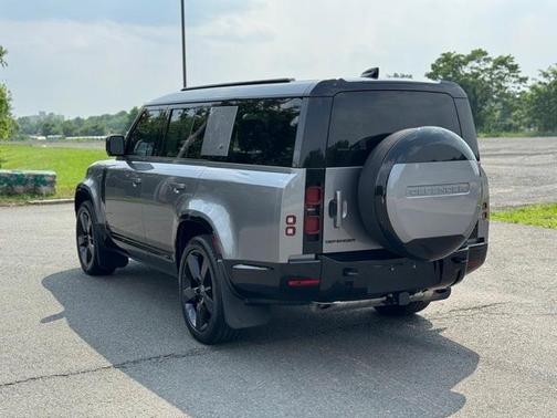 2024 Land Rover Defender P400 X-Dynamic SE