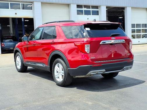 Rapid Red Metallic Tinted Clearcoat 2023 Ford Explorer XLT