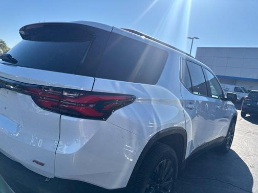 Iridescent Pearl Tricoat 2023 Chevrolet Traverse RS