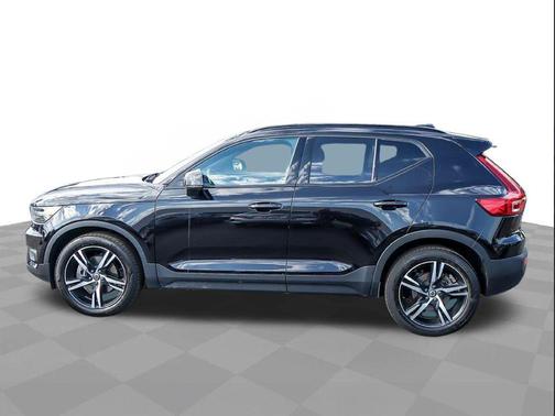 Onyx Black Metallic 2021 Volvo XC40 T5 R-Design