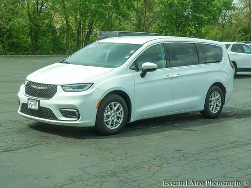 Bright White Clearcoat 2023 Chrysler Pacifica Touring L