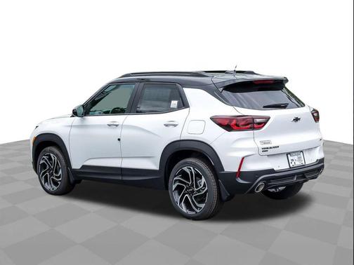 Iridescent Pearl Tricoat 2026 Chevrolet Trailblazer RS