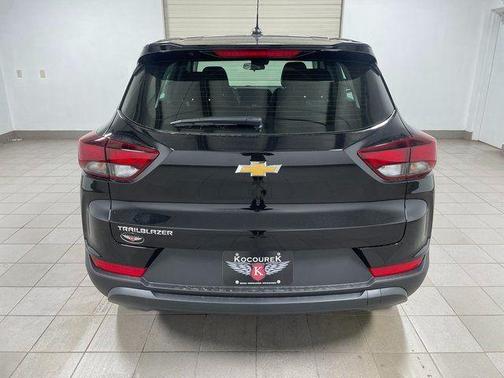 Mosaic Black Metallic 2026 Chevrolet Trailblazer LS