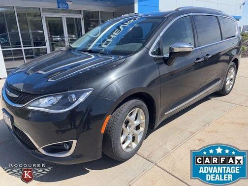 Brilliant Black Crystal Pearlcoat 2018 Chrysler Pacifica Limited