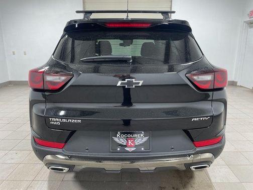 Mosaic Black Metallic 2026 Chevrolet Trailblazer ACTIV