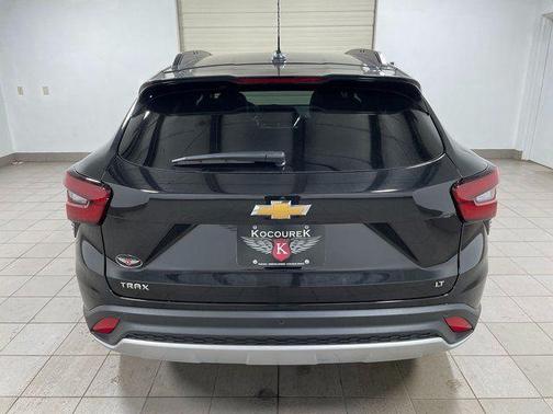 Mosaic Black Metallic 2026 Chevrolet Trax LT