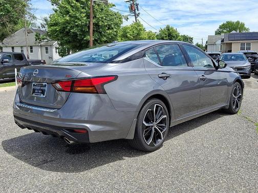 Gun Metallic 2023 Nissan Altima SR FWD