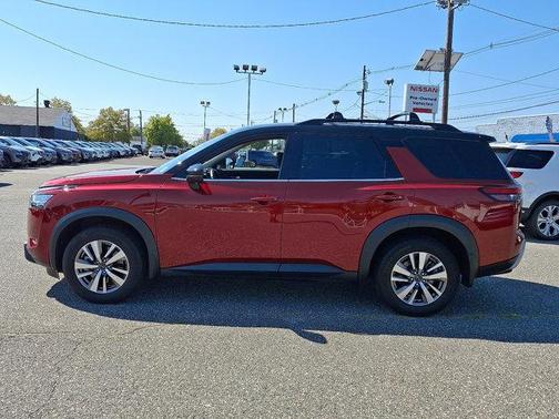 2022 Nissan Pathfinder SL 4WD