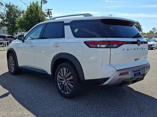 Pearl White Tricoat 2023 Nissan Pathfinder SL 4WD