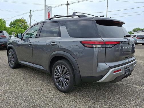 Gun Metallic/Super Black 2023 Nissan Pathfinder SL 4WD