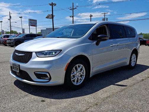Silver Mist Clearcoat 2024 Chrysler Pacifica Touring L