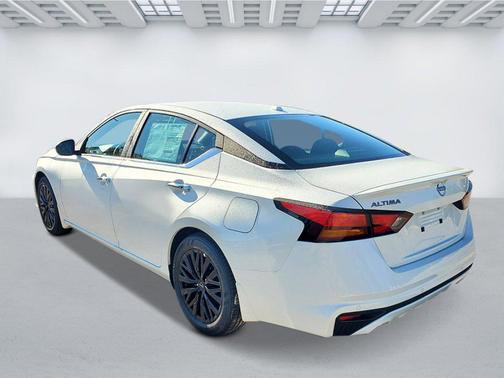Pearl White Tricoat 2026 Nissan Altima SV FWD