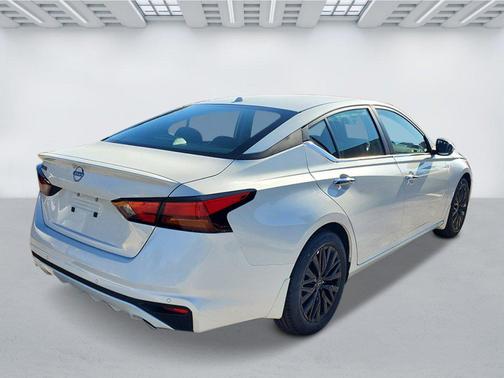 Pearl White Tricoat 2026 Nissan Altima SV FWD