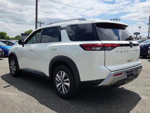 2022 Nissan Pathfinder SL 4WD