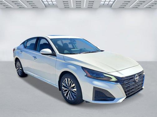 Pearl White Tricoat 2025 Nissan Altima SV FWD