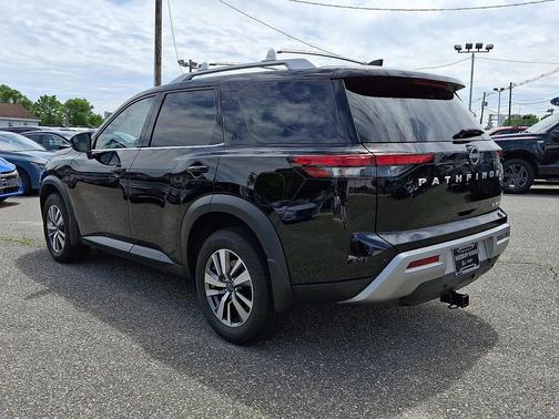 Super Black 2025 Nissan Pathfinder SL 4WD