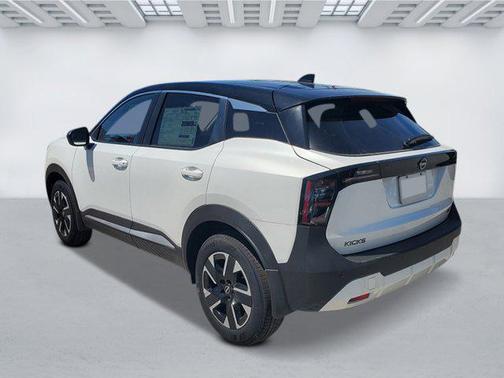 Aspen White Tricoat/Super Black 2026 Nissan Kicks SV