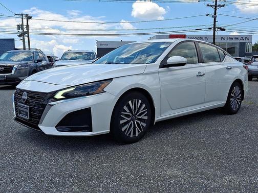 Pearl White Tricoat 2023 Nissan Altima 2.5 SV