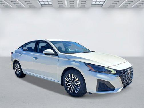 Pearl White Tricoat 2025 Nissan Altima SV FWD