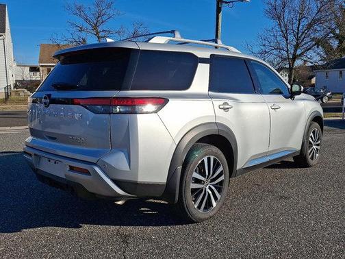 2025 Nissan Pathfinder Platinum 4WD