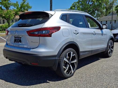 Brilliant Silver Metallic 2020 Nissan Rogue Sport SL