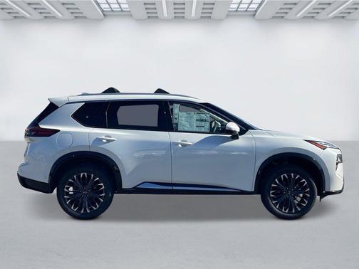 Everest White Pearl Tricoat 2026 Nissan Rogue Platinum