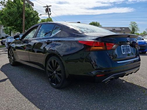 Super Black 2022 Nissan Altima SR FWD