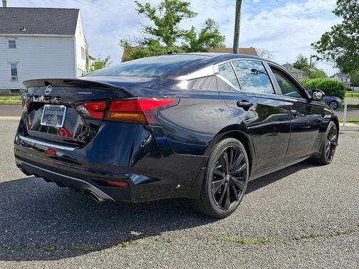Super Black 2022 Nissan Altima SR FWD