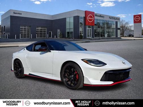 Everest White Pearl Tricoat/Super Black 2024 Nissan Z NISMO Auto