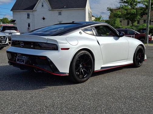 Everest White Pearl Tricoat/Super Black 2024 Nissan Z NISMO Auto