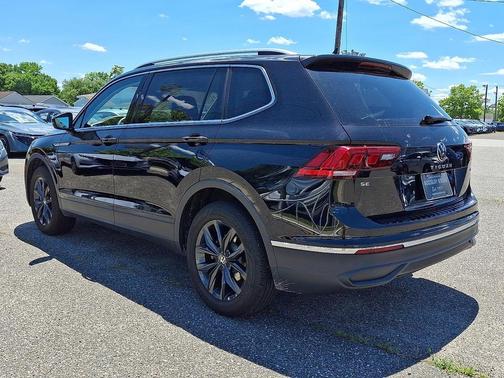 Deep Black Pearl 2T2t 2024 Volkswagen Tiguan 2.0T SE 4MOTION