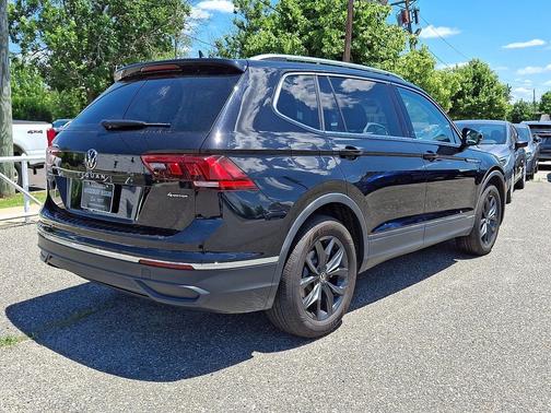 Deep Black Pearl 2T2t 2024 Volkswagen Tiguan 2.0T SE 4MOTION