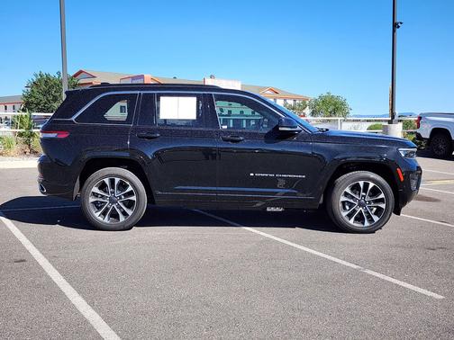 Diamond Black Crystal Pearlcoat 2024 Jeep Grand Cherokee 4xe Overland