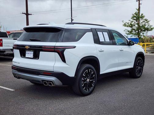 Summit White 2025 Chevrolet Traverse LT