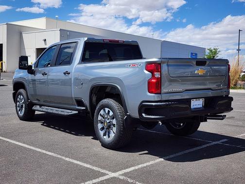 Sterling Gray Metallic 2026 Chevrolet Silverado 2500 Custom