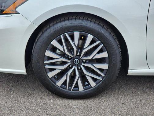 Pearl White Tricoat 2024 Nissan Altima 2.5 SV