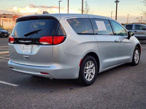 2022 Chrysler Voyager LX