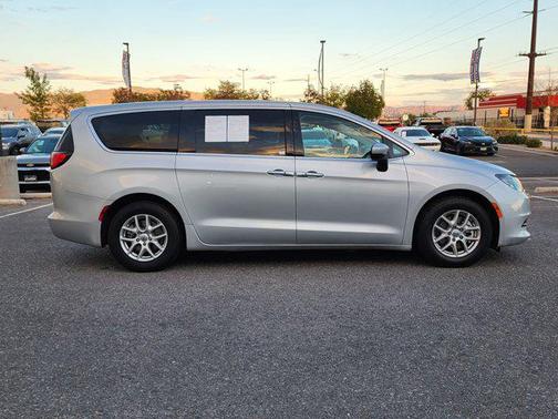 2022 Chrysler Voyager LX