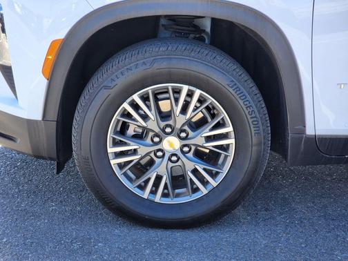Summit White 2025 Chevrolet Traverse LT