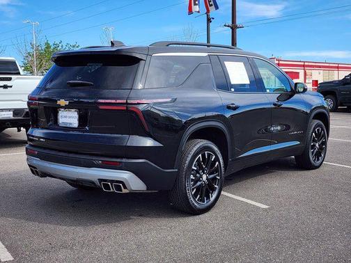 Mosaic Black Metallic 2025 Chevrolet Traverse LT
