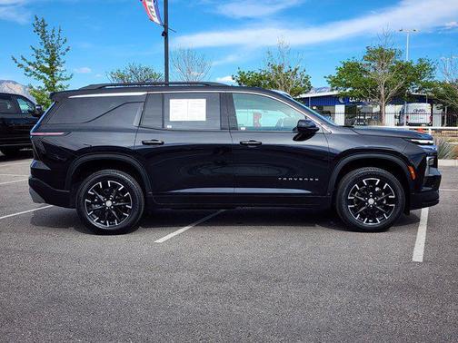 Mosaic Black Metallic 2025 Chevrolet Traverse LT
