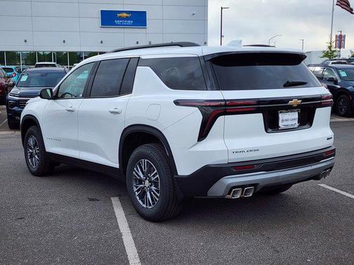 Summit White 2026 Chevrolet Traverse LT