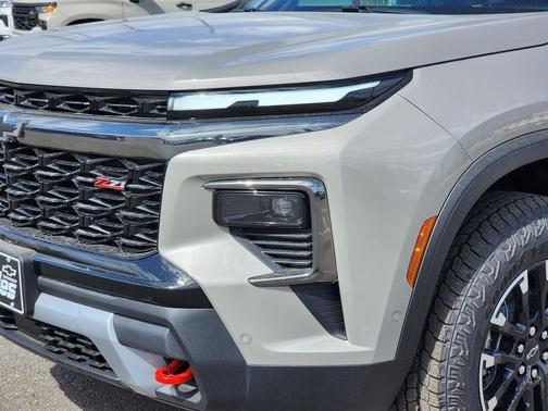 Sandstone Gray 2026 Chevrolet Traverse AWD Z71