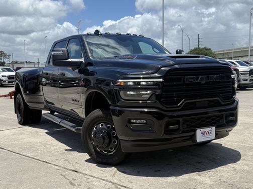Diamond Black Crystal Pearlcoat 2026 RAM 3500 Laramie Crew Cab 4x4 8' Box